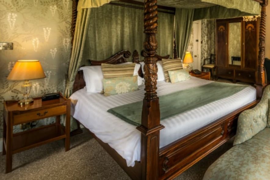 Four poster bedroom
